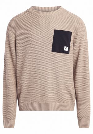 Beige Strickpullover mit strukturiertem Muster, rundem Halsausschnitt und gerippten Bündchen. Verfügt über eine schwarze Tasche mit einem kleinen Logodesign.