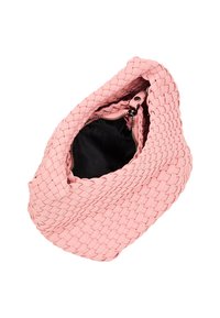 Borsa a mano intrecciata rosa con forma arrotondata. Caratterizzata da un materiale testurizzato e un interno nero con zip. Apertura superiore con dettagli intrecciati.