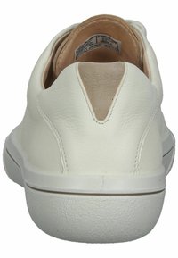 Sneakers bianchi in pelle con finitura texture, dotate di collo imbottito, design con retro suddiviso e suola in gomma. Dettagli di design minimalisti.
