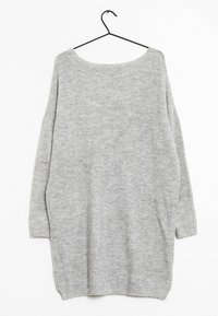 Maglione a maniche lunghe, grigio chiaro, a coste, appeso a una gruccia nera su sfondo bianco.