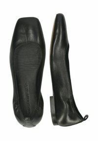 Ballerine in pelle nera con punta quadrata, texture morbida, tacco minimo e apertura elasticizzata per una facile calzata.