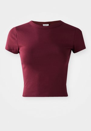 Burgundi värvi puuvillane t-särk, lühikesed varrukad, ümar kaelus, nahale lähedane lõige, sile tekstuur, ilma graafika või mustriteta, lihtne stiil.