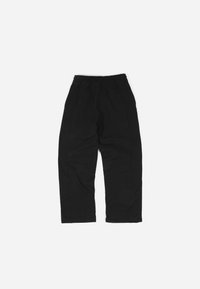 Schwarze, elastische Hosen mit geradem Schnitt, die über gestickte Nahtdetails und eine glatte Stofftextur verfügen.