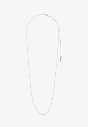 Collier en chaîne argentée au design torsadé, doté d'une fermeture à ressort et d'une chaîne prolongée avec une petite étiquette. Minimaliste et élégant.