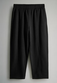 Zwarte, rekbare, knielange broek met een elastische tailleband, met een gladde textuur en zonder zichtbare patronen of accenten.