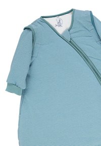 Hellblauer Schlafsack mit dünnen weißen Streifen, kurzen Ärmeln, einem Reißverschluss vorne und einem weichen Stoff für Komfort. Größe 70 cm.