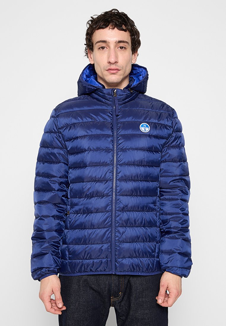 Giacca puffer blu navy con zip frontale, design a righe orizzontali e cappuccio. Presenta un logo tondo sul petto e elastico ai polsini.
