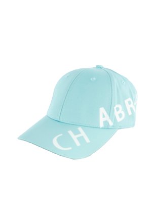 Casquette de baseball bleu clair avec de grandes lettres blanches épelant partiellement "CH ABR" sur les panneaux avant et latéraux.