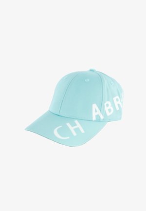 Casquette de baseball bleu clair avec de grandes lettres blanches épelant partiellement "CH ABR" sur les panneaux avant et latéraux.