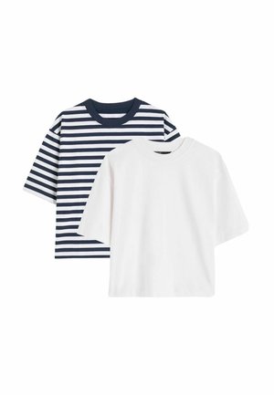 To t-shirts med korte ærmer, en ensfarvet hvid og en mørkeblå med hvide horisontale striber, vist på en ensfarvet baggrund.