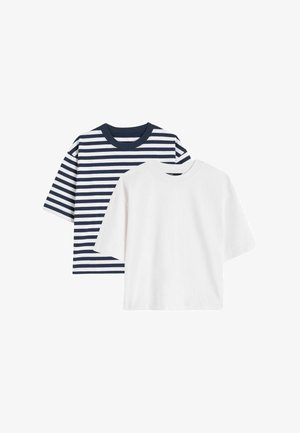 Kaksi lyhythihaista t-paitaa, yksi kokonaan valkoinen ja yksi laivastonsininen valkoisilla vaakaraitakuviolla, esitetty yksivärisellä taustalla.