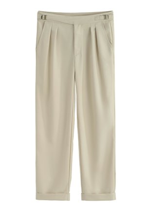 Pantalons beiges taille haute avec plis, boucles d'ajustement sur les côtés, poches avant et ourlets retroussés.