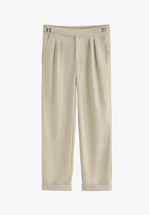 Pantalons beiges taille haute avec plis, boucles d'ajustement sur les côtés, poches avant et ourlets retroussés.