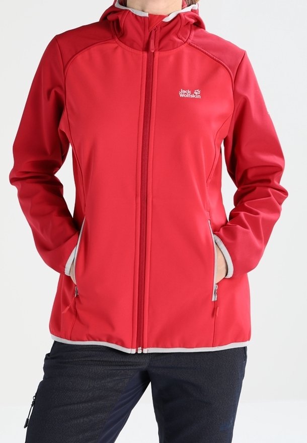 Rød softshell-jakke med fuld lynlås foran, justerbar hætte og grå accenter. Har to sidelommer og et fugttransporterende materiale.