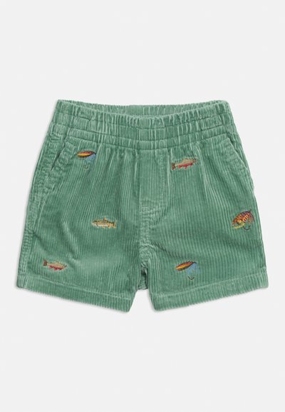 Πράσινα βερμούδα κολούρας με ελαστική μέση και κεντημένα πολύχρωμα σχέδια ψαριών και δολωμάτων.