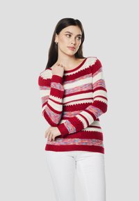 Rood-wit gestreepte gebreide trui met meerkleurige accenten, ronde hals en geribbelde manchetten. Zachte textuur en aansluitend ontwerp.