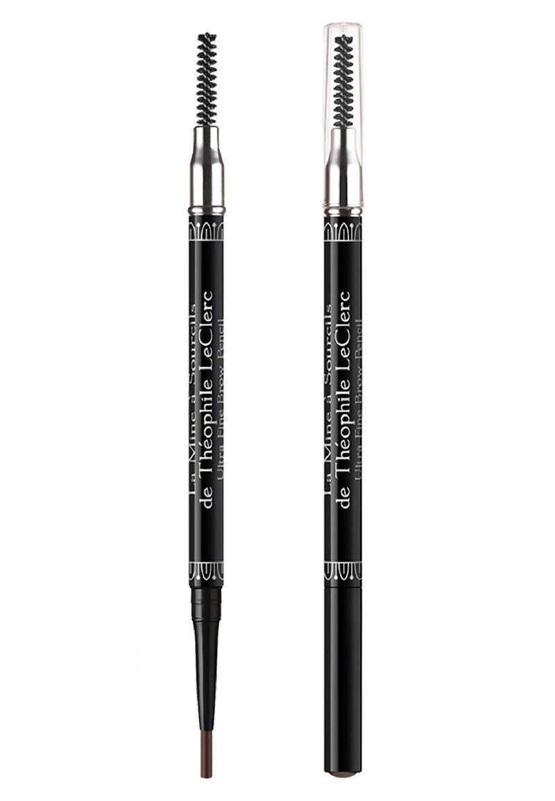 Zweiköpfiger Augenbrauenstift mit einem braunen Ende und einer Spoolie-Bürste auf der gegenüberliegenden Seite. Schwarzes Gehäuse mit silbernen Akzenten und Branding.