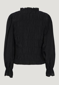 Čierna blúzka so zhrnutou textúrou, vysokým volánkovým výstrihom a dlhými rukávmi s elastickými manžetami. Hladká tkanina s jemným leskom.