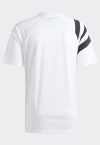 Hvid atletisk t-shirt med korte ærmer, prydet med sorte diagonale striber på venstre skulder og et glat, letvægtsstof.