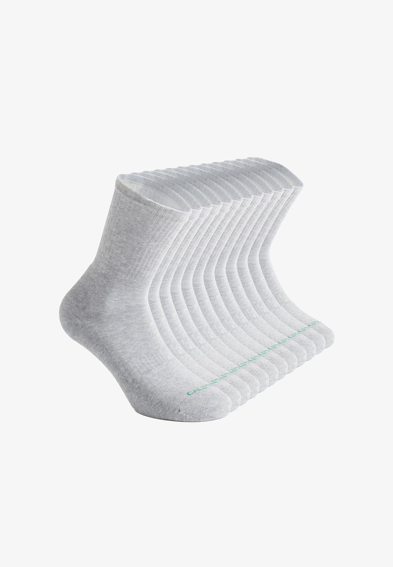 Calcetines de algodón grises mostrados en un patrón repetitivo, con una textura acanalada y una punta sólida y redondeada. Incluye texto verde a lo largo del borde.