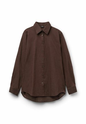 Camisa marrón oscuro de manga larga con botones, cuello puntiagudo y bajo curvo, mostrada extendida sobre un fondo blanco.