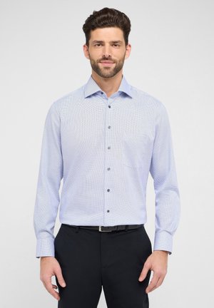 Himmelblaues Langarmhemd mit subtilen Streifenmustern, geknöpftem Kragen und einer einzelnen Brusttasche. Knöpfe in kontrastierender dunkler Farbe.