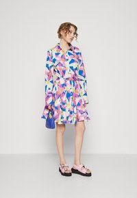 Colourful Rebel MINON BIG FLOWER SHIRT DRESS - Marškininė suknelė - multicolor