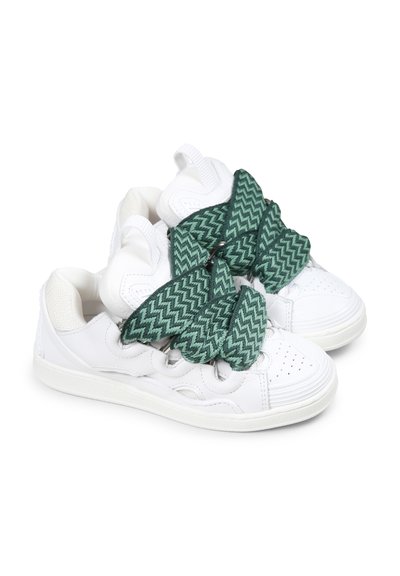 Witte sneakers met een gestructureerd oppervlak, voorzien van een dikke groene geweven band in het midden. Ronde neus en rubberen zool.