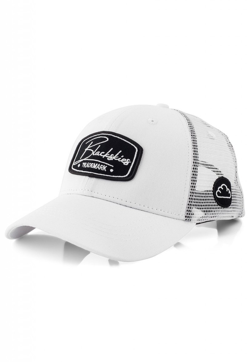 Casquette de baseball blanche avec un dos en maille noire, présentant une patch rectangulaire avec "Blackskies Trademark" en écriture blanche et un logo de nuage noir.