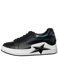 Czarne skórzane sneakersy z białą podeszwą, ozdobione czarną gwiazdą i dekoracyjnym koralikowaniem na kołnierzu pięty.