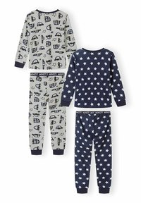 Două seturi de pijamale pentru copii: unul gri cu modele de mașini bleumarin, celălalt bleumarin cu stele albe. Material din bumbac, cu mâneci și pantaloni lungi.