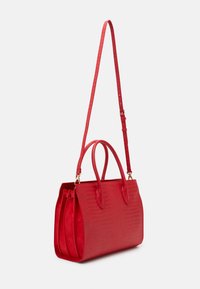 Röd handväska med en strukturerad yta i krokodilmönster, dubbla handtag, justerbar axelrem och en strukturerad form.