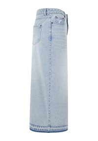 Vaaleansininen denim-hame, jossa on pitkä suora leikkaus. Hameessa on takatasku, jossa on brodeerattu logo ja metalliset niitit. Pintakuvio on sileä.