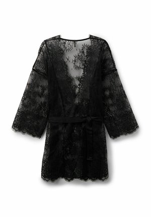 Schwarzer transparenter Spitzenbademantel mit Blumenmustern, weiten Ärmeln und einem an der Taille gebundenen Satinband vor weißem Hintergrund.