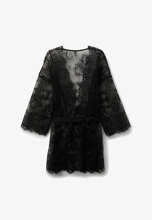 Zwarte doorzichtige kanten badjas met bloemmotieven, wijde mouwen en een satijnen riem gestrikt in de taille tegen een witte achtergrond.