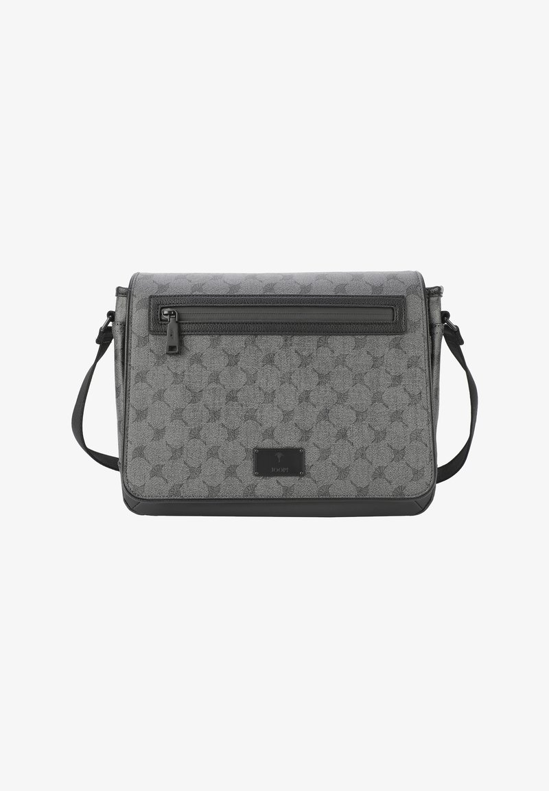 Bandolera gris con un exterior de tela estampada, acentos de cuero negro, una correa ajustable y un bolsillo frontal con cremallera.