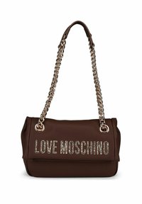 Borsa Love Moschino marrone con tracolla in catena dorata e grande lettering metallico sul risvolto anteriore.