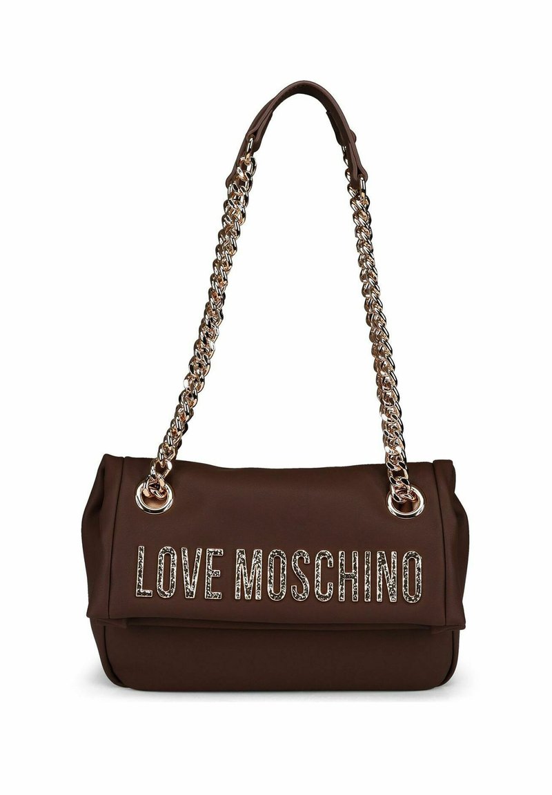 Borsa Love Moschino marrone con tracolla in catena dorata e grande lettering metallico sul risvolto anteriore.