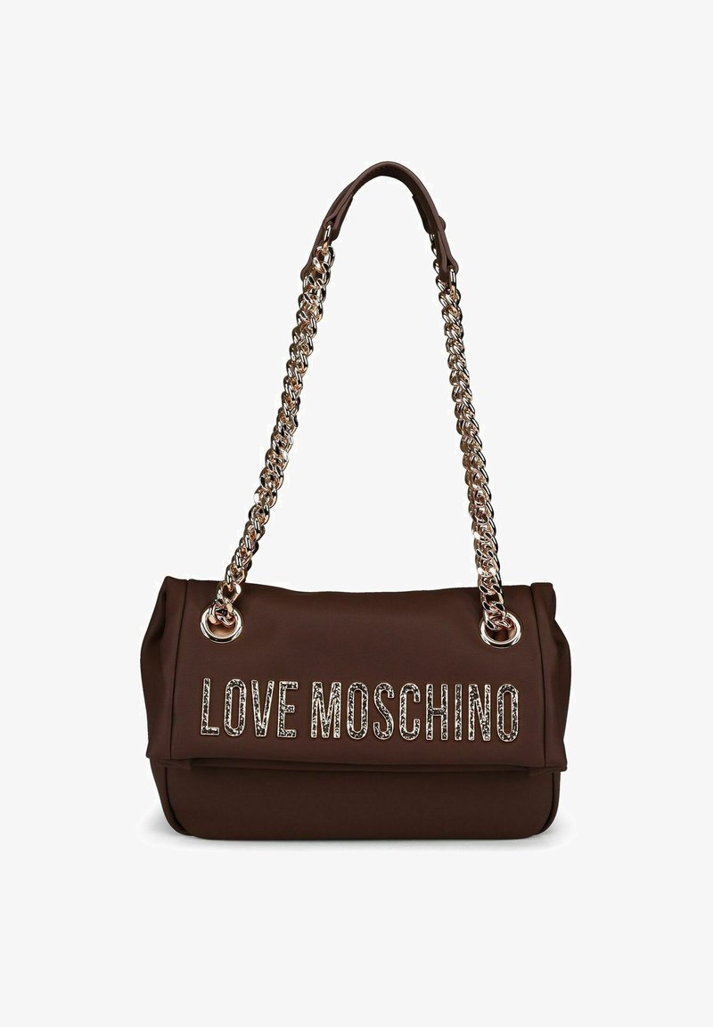 Borsa Love Moschino marrone con tracolla in catena dorata e grande lettering metallico sul risvolto anteriore.