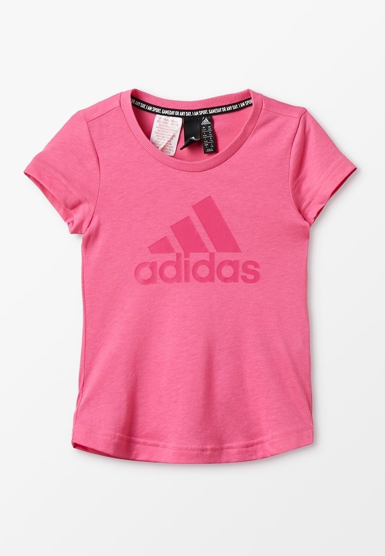 Camiseta de manga corta rosa, hecha de una tela suave, que presenta un gran logo tonal de Adidas en la parte frontal y un cuello redondo.