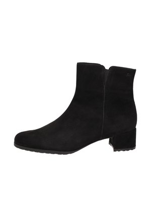Bottine en suède noir avec un petit talon carré et un panneau élastique sur le côté, conçue pour les femmes.
