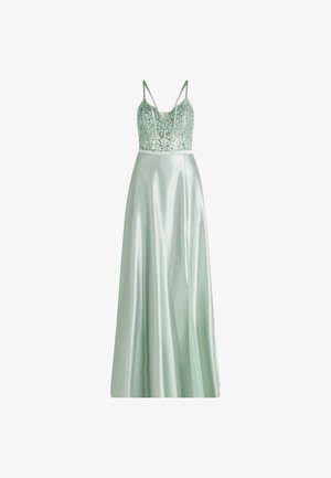 Robe en satin vert clair avec un corsage orné de fleurs, bretelles fines et jupe longue fluide avec une fente latérale.