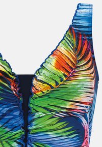 Bikini-top med livlig tropisk bladprint i grøn, orange og blå. Flæsekant og justerbare stropper, lavet af strækbart, letvægtsstof.