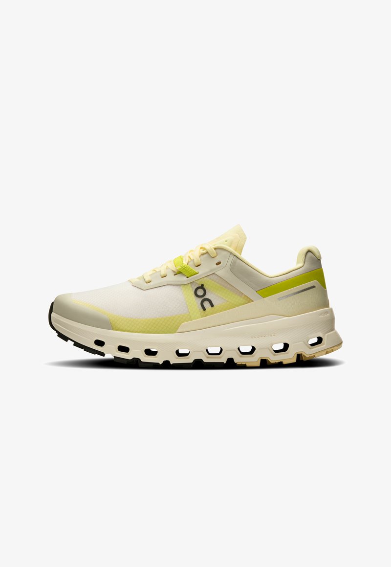 Laufschuh mit oberer Schicht in Creme und gelben Akzenten, ausgestattet mit einem strukturierten Mesh-Design, gepolsterter Sohle und einzigartigen Ausschnitten in der Laufsohle.