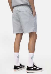 Redefined Rebel IAN REGULAR FIT - Shorts - dark green