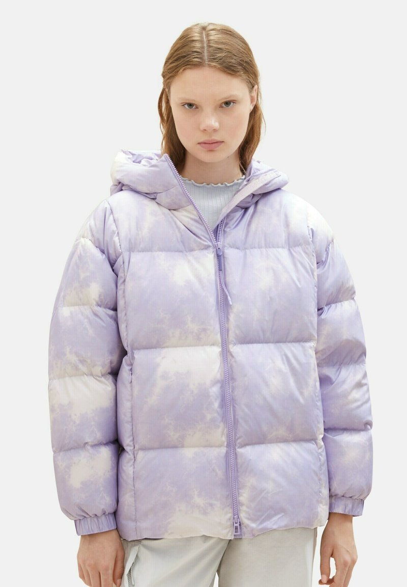 Kurtka puchowa w jasnym fioletowym kolorze z wzorem tie-dye, z kapturem, zamkiem błyskawicznym z przodu oraz przeszytymi sekcjami zapewniającymi izolację.