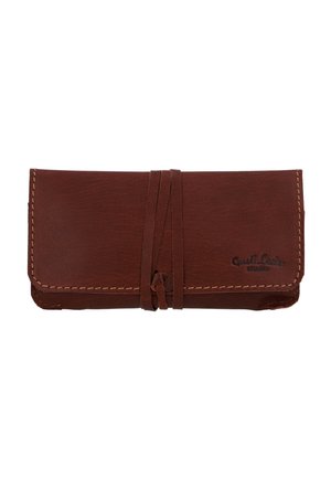 Braune Lederbörse mit strukturiertem Finish, klappbarem Design und gebundenem Verschluss. Verfügt über eine Naht entlang der Kanten und ein eingeprägtes Logo.