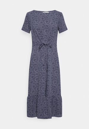 Vestido azul marinho com estampado floral, mangas curtas, detalhe de cintura amarrada e bainha em camadas. Feito de um tecido leve e texturizado.