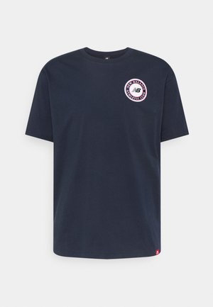 Navyblaues T-Shirt mit kurzen Ärmeln aus Baumwolle. Verfügt über einen Rundhalsausschnitt und ein kreisförmiges Logo auf der linken Brust mit Text und Emblem.