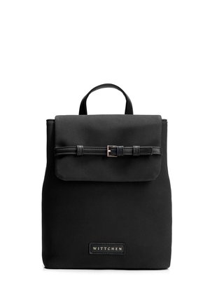 Zwarte rechthoekige rugzak met bovenhandvat, klep die wordt beveiligd door een dunne gespsluiting, en het "WITTCHEN"-logo onderaan het midden aan de voorkant.